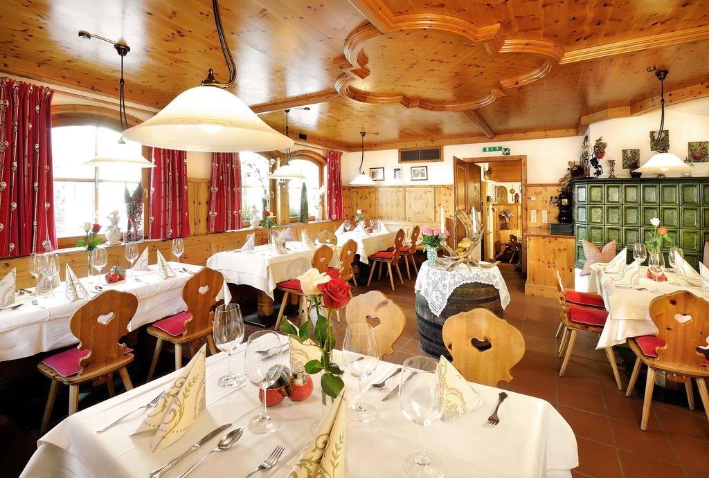 Hotel Gruener Baum Zell am See Restoran gambar